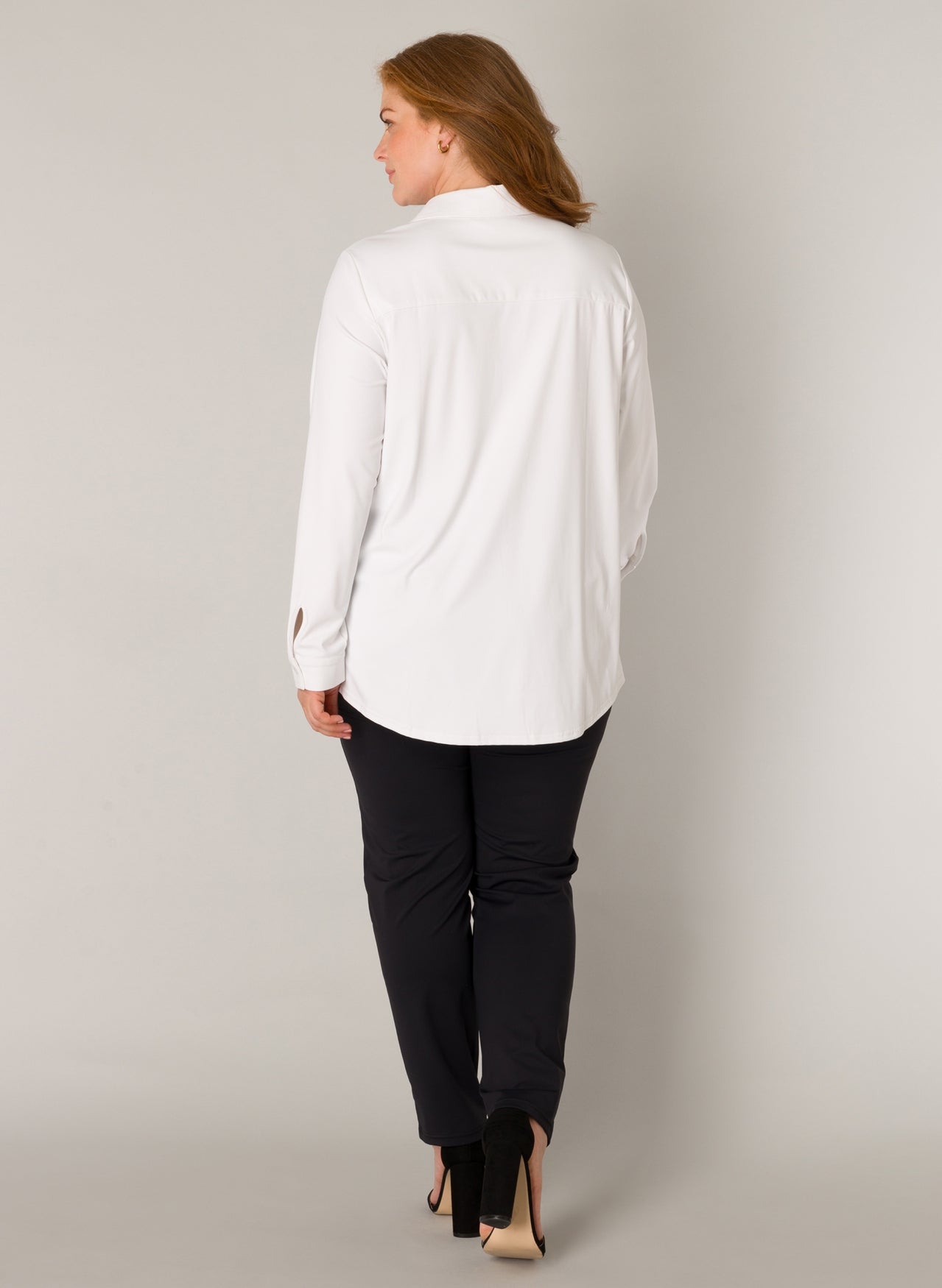 Skjorte Lara  med knapper i flere farver.