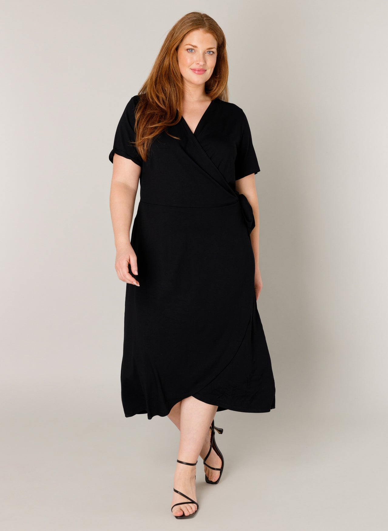 Abby kjole med ærme slå om plus size