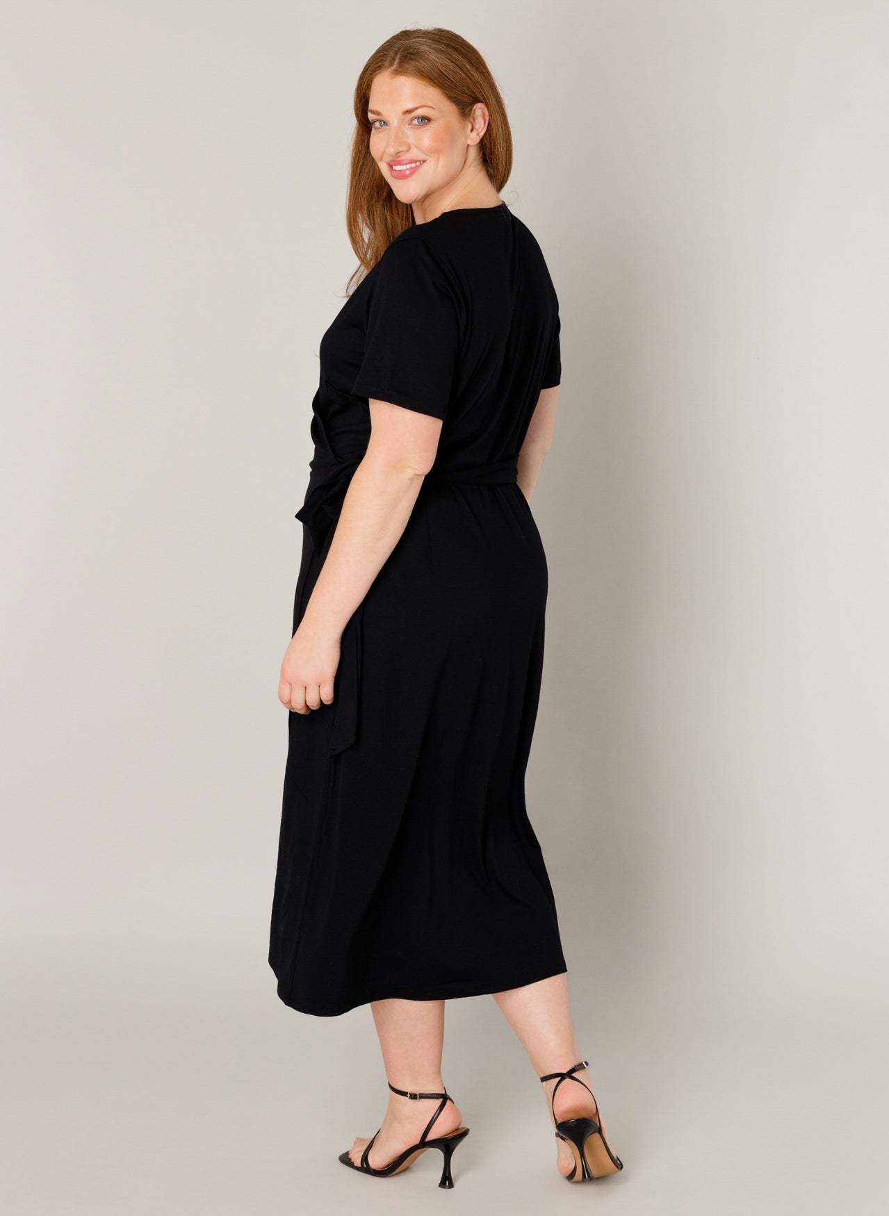 Abby kjole med ærme slå om plus size