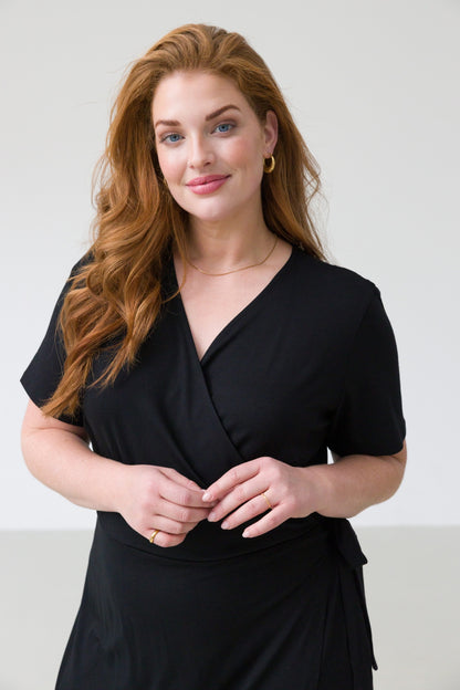Abby kjole med ærme slå om plus size
