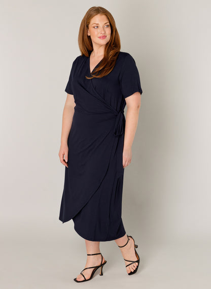 Abby kjole med ærme slå om plus size