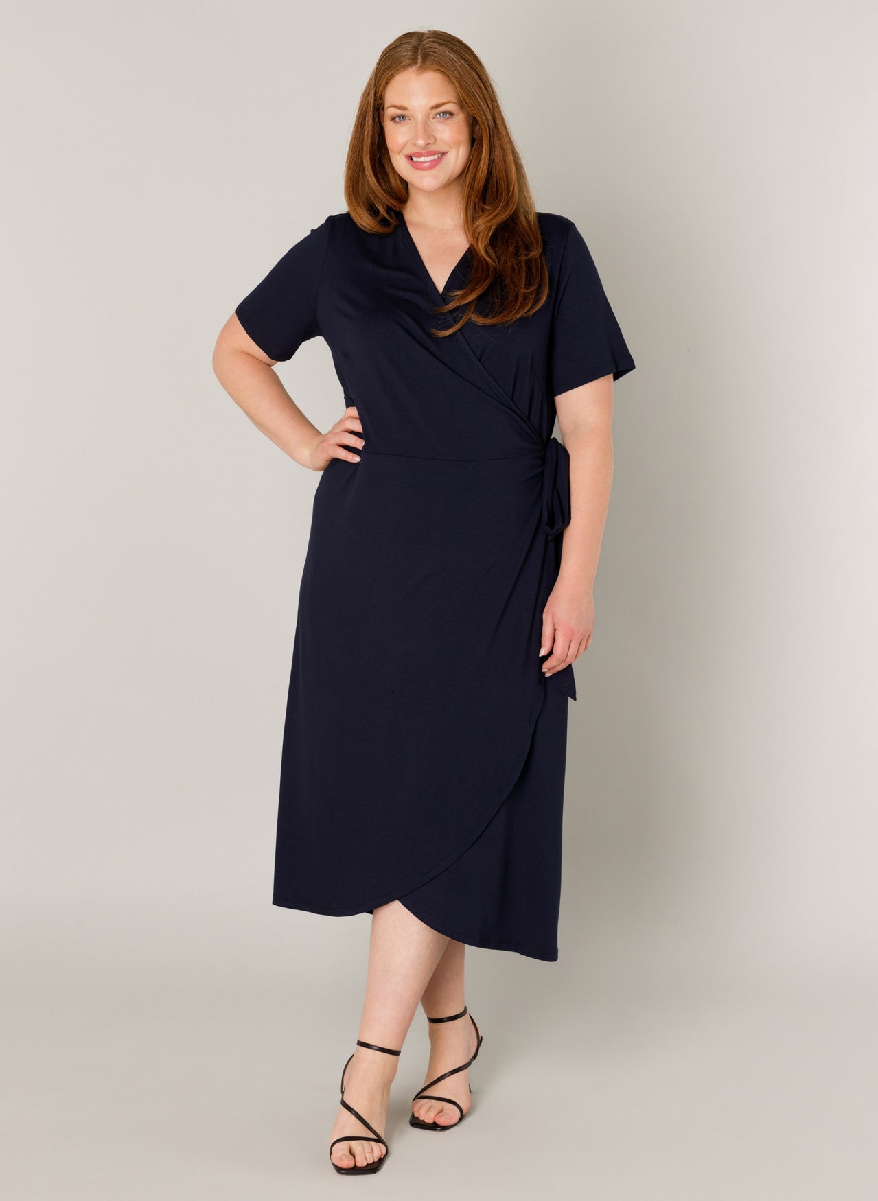 Abby kjole med ærme slå om plus size