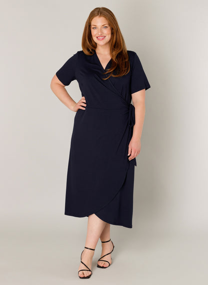 Abby kjole med ærme slå om plus size
