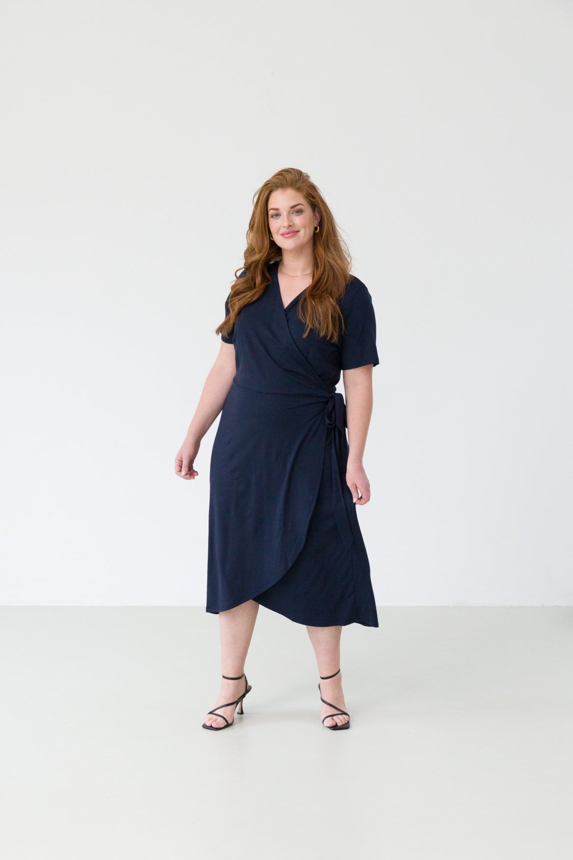 Abby kjole med ærme slå om plus size