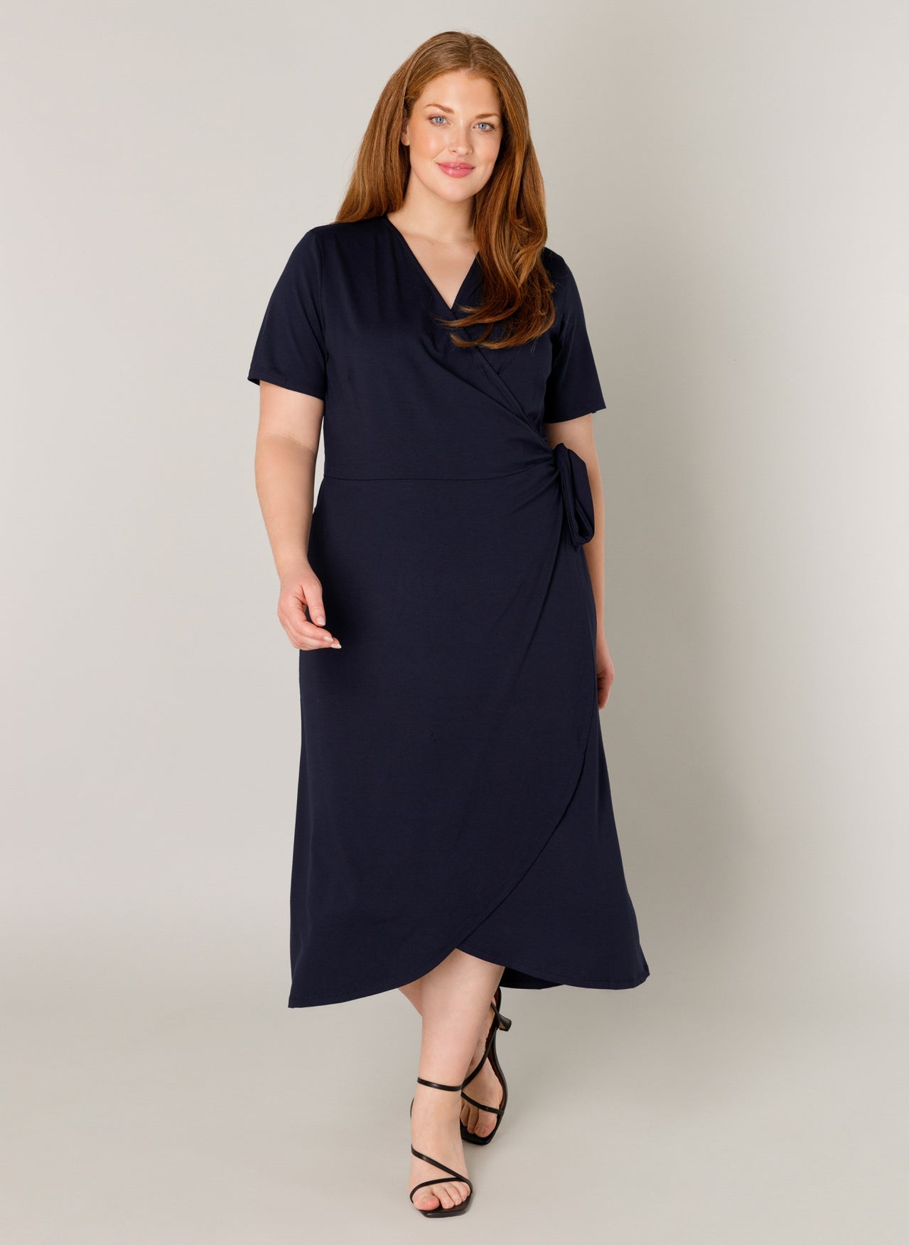 Abby kjole med ærme slå om plus size