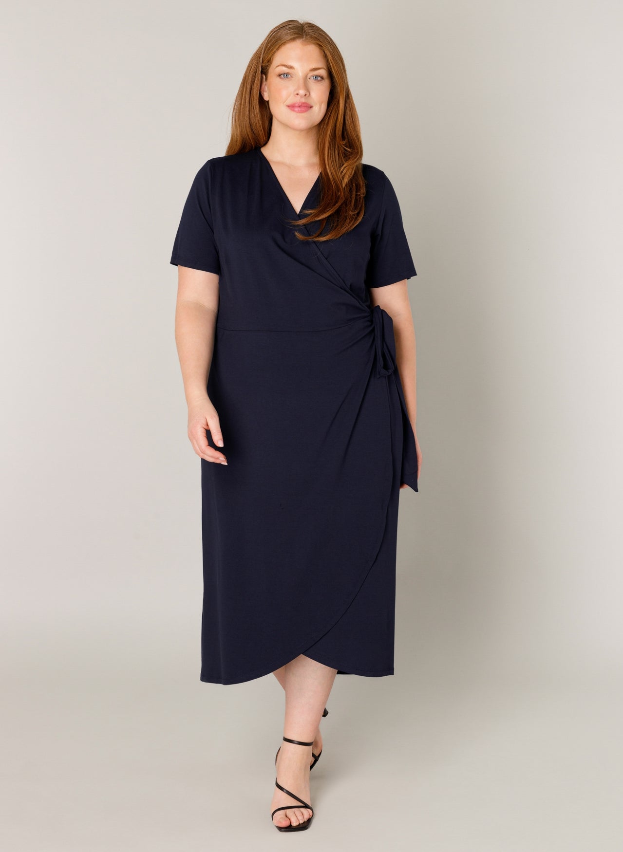 Abby kjole med ærme slå om plus size