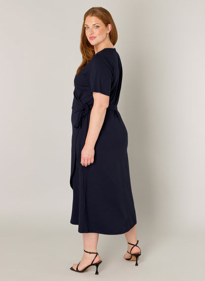 Abby kjole med ærme slå om plus size
