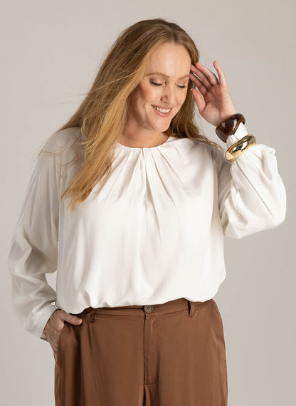 Plus size bluse med ærmer