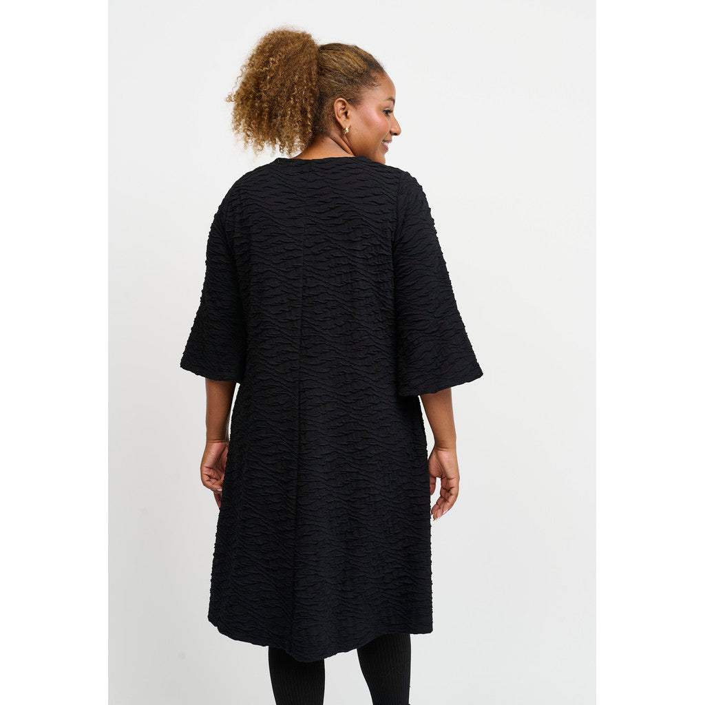 Plus size kjole med print sort