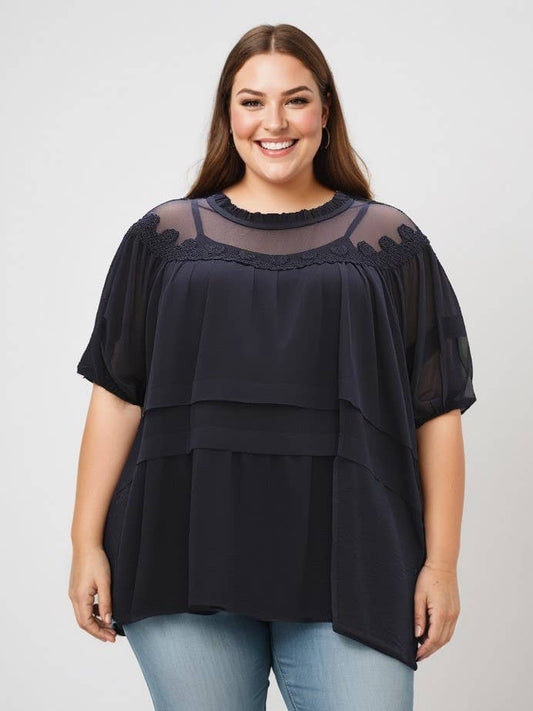 Top/bluse i store størrelser med broderier og ærmer