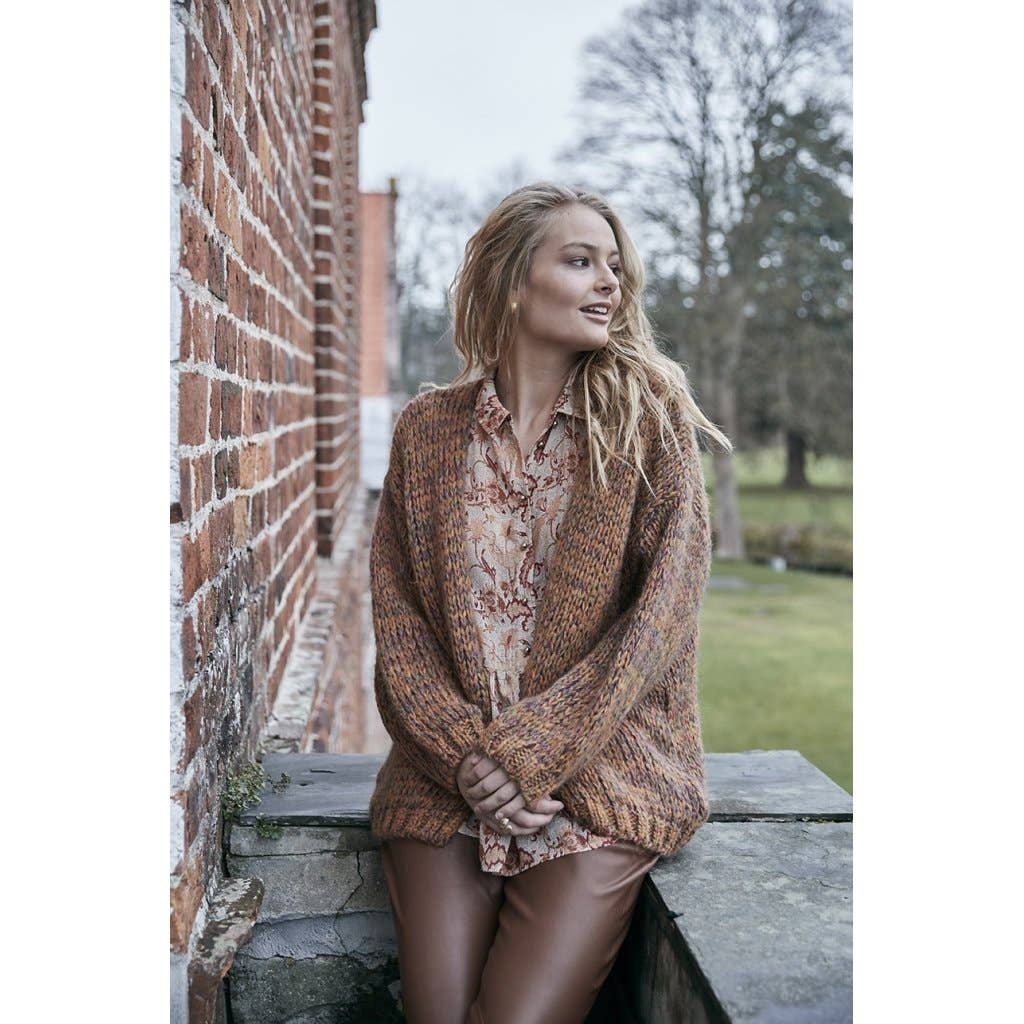 PATTERNET BLUSE MED OVERSKÆRING og ærme