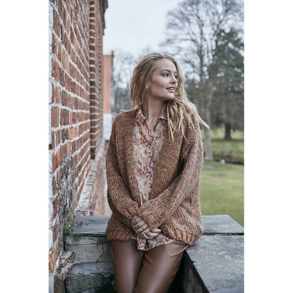 PATTERNET BLUSE MED OVERSKÆRING og ærme