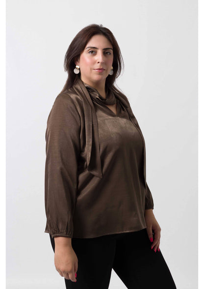 Bluse i ensfarvet stof  Store Størrelser