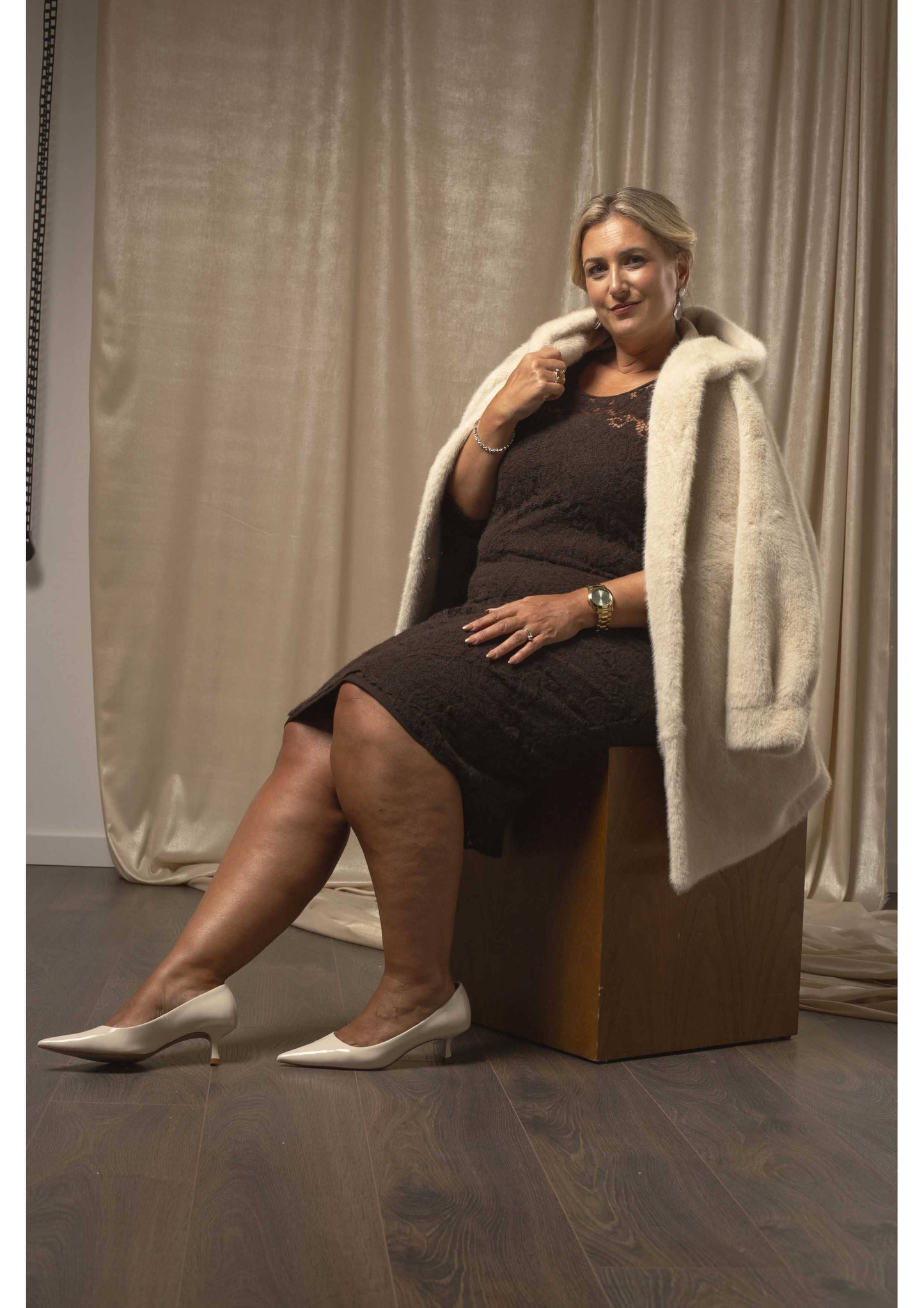 Varm blondekjole i strik med ærmer chokolade farve Store Størrelser