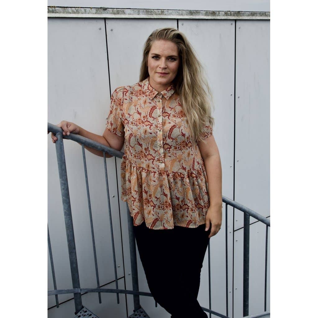 PATTERNET BLUSE MED OVERSKÆRING og ærme