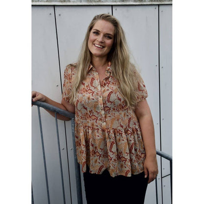 PATTERNET BLUSE MED OVERSKÆRING og ærme