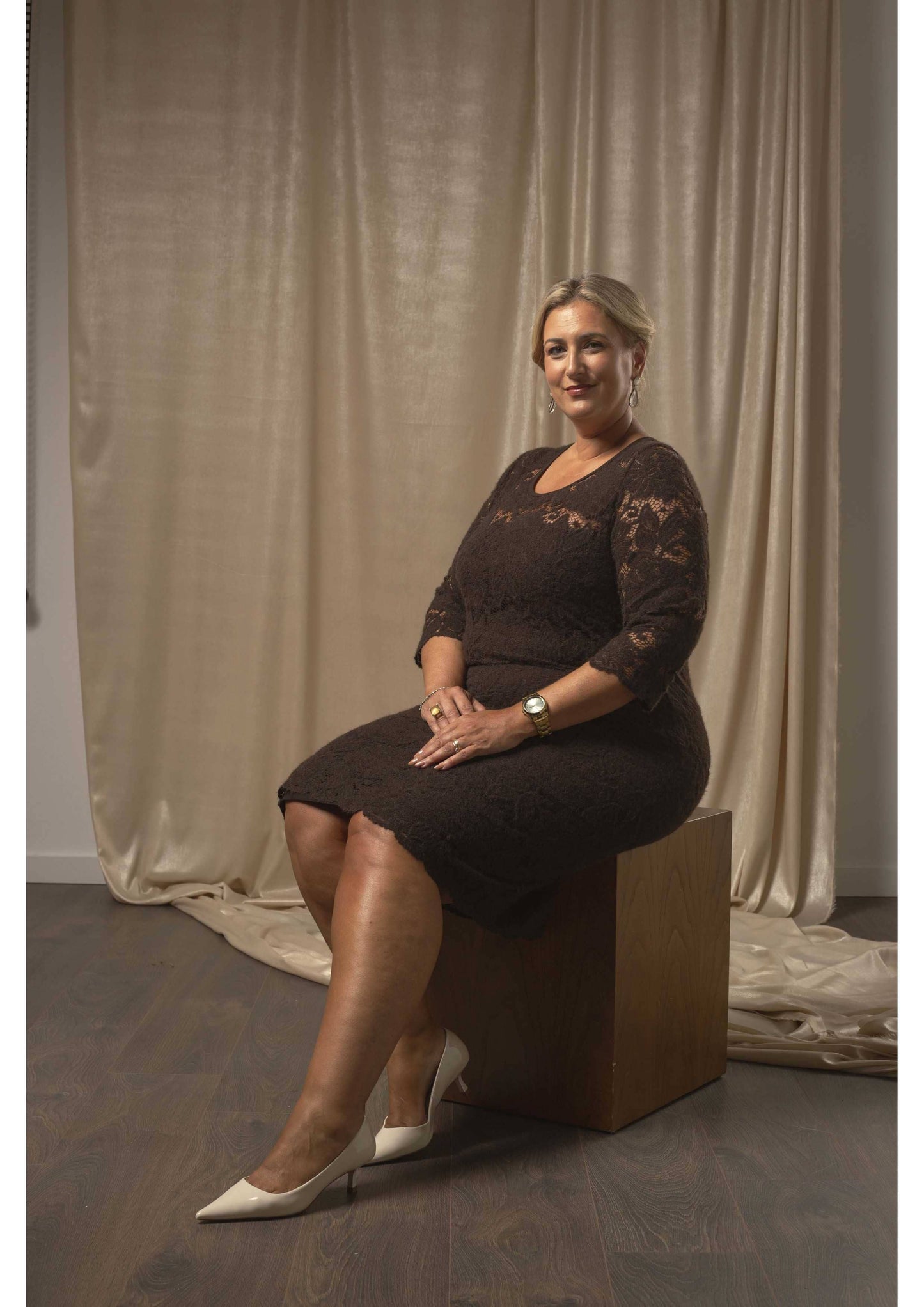 Varm blondekjole i strik med ærmer chokolade farve Store Størrelser