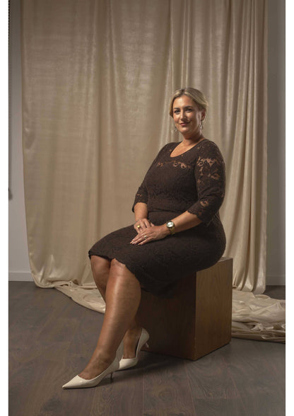 Varm blondekjole i strik med ærmer chokolade farve Store Størrelser