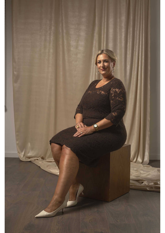 Varm blondekjole i strik med ærmer chokolade farve Store Størrelser