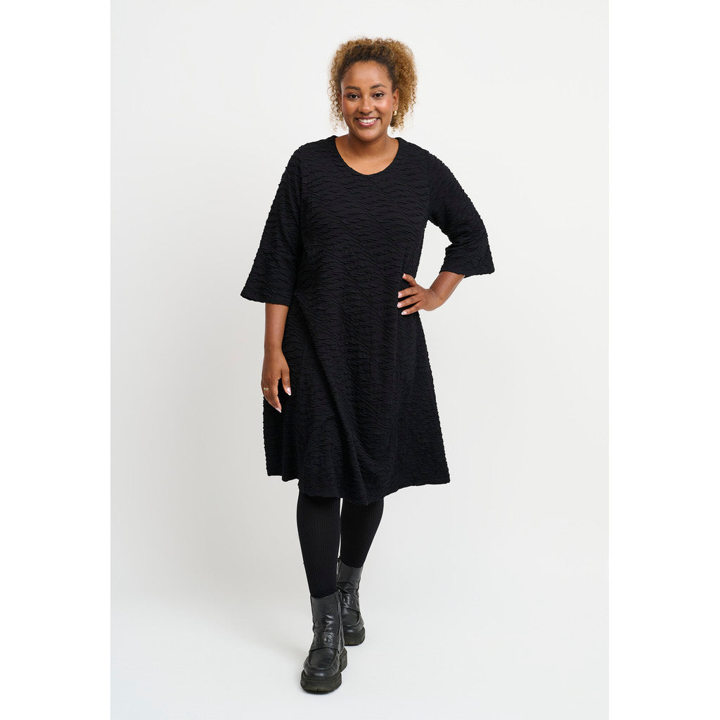 Plus size kjole med print sort